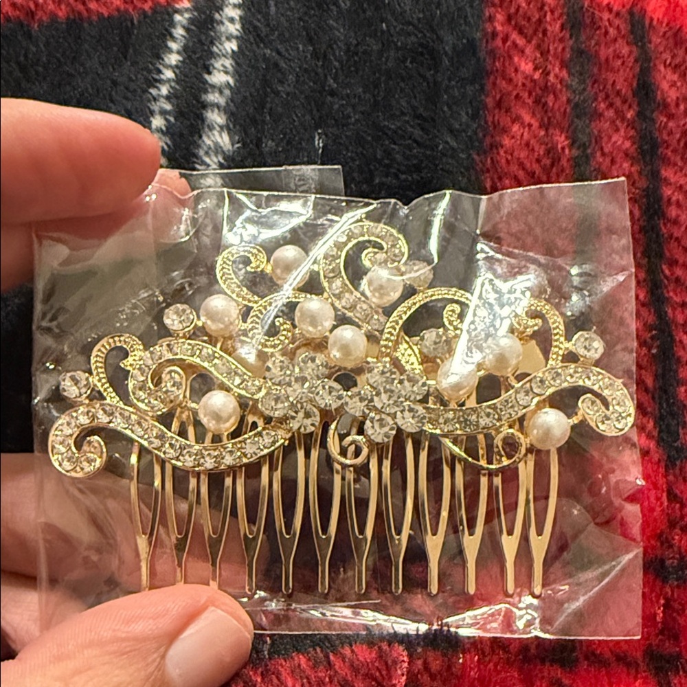 Elegant Gold and Pearl Hair Comb